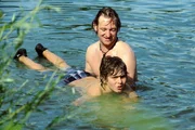 Felix macht beim Schwimmenlernen große Fortschritte und findet langsam seinen Spaß daran. Von links: Felix Kramer (Shayan Hartmann) und Gregor Brunner (Holger M. Wilhelm).