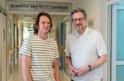 Dr. Eckart von Hirschhausen (r) mit Schmerzspezialist Dr. Kay Niemier (l). Dr Kay Niemier sieht täglich Patientinnen und Patienten, die Schmerzmittel in zu hohen Dosen oder ungesunden Kombinationen nehmen.