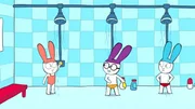 In freudiger Erwartung bereiten sich Lou (l.), Ferdinand (M.) und Simon (r.) mit einer Dusche auf den Tag im Schwimmbad vor.
