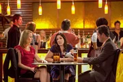 "Drop Dead Diva", "Wie neu geboren." Jane fällt es schwer, sich auf ihren äußerst komplizierten Fall zu konzentrieren, da sie private Probleme hat. Sie soll einen Mann vertreten, der seit Jahren vermisst war und auf einmal wieder aufgetaucht ist. Ihm wurde der Kontakt zu seinem Sohn verboten. Im Bild (v.li.): Kate Levering (Kim Kaswell), Ricki Lake (Susan Semler), Josh Stamberg (J. Parker).
