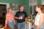 Nina (Maria Wedig, r.) erkennt, dass zwischen Yvonne (Gisa Zach) und Michael "Michi" (Lars Pape) mehr als eine Freundschaft besteht.