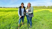 Zusammen mit Umweltmanagerin Diana begibt sich Anna (l.) im Hamburger Umland auf die Suche nach wilden Nutrias. (Diana Loitz).