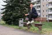 Dennis (33) wurde 1992 in Senftenberg geboren. Dort wuchs er als eines von nur wenigen nicht-weißen Kindern auf.
