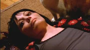 Die Talkshow-Moderatorin Sylvia Rhodes (Joan Jett) wird in ihrer Wohnung brutal ermordet. Wer steckt hinter der Tat?