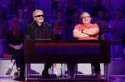 Rateteam-Kapitän Elton (r.) und der Sänger Heino Kramm (r.) spielen als Team bei "Wer weiß denn sowas?".
