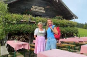 Moderatorin Tamina Kallert (r) und die Sennerin Lisi Matieschek an der Mayerlehenh&uuml;tte auf der Gruberalm.