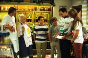 Felix und Christian haben eine Überraschung gebastelt. Von links: Gregor (Holger M. Wilhelm) und Theresa Brunner (Ursula Erber), Felix Kramer (Shayan Hartmann), Christian (Marinus Kaffl), Mike (Harry Blank) und Trixi Preissinger (Doreen Dietel).