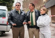 Hubert (Christian Tramitz, Mitte) und Anja Licht (Karin Thaler, rechts) zeigen Reimund Girwidz (Michael Brandner) den toten Daniel Klein, der im Baum hängt.