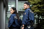Arda Turan (Yasemin Cetinkaya, l.) und Frank van Dijk (Niklas Osterloh, r.) sind mit den Ermittlungen auf sich alleine gestellt.