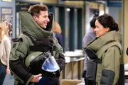 Jake Peralta (Andy Samberg, l.); Amy Santiago (Melissa Fumero, r.)
