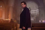 Thomas (Ioan Gruffudd) geht in eine Kirche. Er will sich dort mit Fanny (Vahina Giocante) treffen, die ihm etwas mitzuteilen hat.