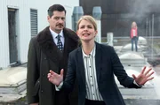 Blinder Alarm auf dem Dach der Kanzlei. Bitz raucht nur eine Zigarette. V.l.n.r. Falk (Fritz Karl), Sophie (Mira Bartuschek)