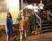 (v.l.n.r.) Tanya (Teresa Ornelas); Brick (Atticus Shaffer); Sandy (Dale Dickey); Phil (Courtney Gaines)
