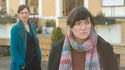Für Britta Engel (Stephanie Petrowitz, r.) – die Schwester des Toten – sind die letzten Jahre schwer gewesen. Seit Jahren hat sich alles nur um die Befreiung ihres Bruders gedreht. Brittas Wünsche sind in dieser Zeit natürlich zu kurz gekommen. Und als ihr Bruder schließlich wieder aufgetaucht ist, sind sich die Geschwister fremd. Doch wie ist Frank heute gewesen? Ist er bei seiner Rückkehr mit jemandem in Streit geraten?