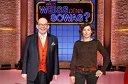 Treten bei "Wer weiß denn sowas?" als KandidatInnen gegeneinander an: Der Literaturkritiker Denis Scheck (l.) und die Schriftstellerin Juli Zeh (r.).