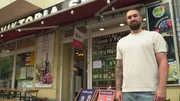 Späti-Betreiber Serdar (28) richtet sein Angebot auf die trendbewusste Kundschaft in Berlin-Kreuzberg aus.