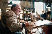Allmen (Heino Ferch) stattet dem Kunstexperten Severin Erlbaum (Udo Samel) einen Besuch ab.