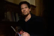 In einem Gedichtband entdeckt Thomas (Ioan Gruffudd) eine Widmung, die die Ereignisse um Vinca in einem neuen Licht erscheinen lässt.
