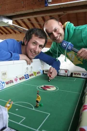 Willi (links) und Andre Siems kommentieren das Tischkickerspiel.