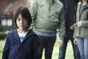 Taro Schröder (Leo Schöne) steht erschrocken am Tatort.
