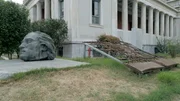 Am 17. November begann am Polytechnikum in Athen ein Studentenaufstand, den die Militärs blutig niederschlugen. Trümmer auf dem Gelände der Universität erinnern noch heute an die 26 Toten und zahlreichen Verletzen.