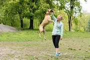 An einem sonnigen Tag im Park will sich Amanda Rollins (Kelli Giddish) von der anstrengenden Arbeit erholen. Doch die Ruhe hält nicht lange an, denn plötzlich tauchen zwei um Hilfe schreiende Frauen auf...