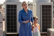 Laura (Sophie Rundle) hat den kleinen Eli (Oliver Sánchez Murphy) in Sicherheit gebracht und beweist viel diplomatisches Fingerspitzengefühl in einem schwierigen Familienstreit.