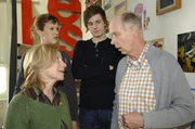 Man schreitet gen Abstimmung. v.l.: Anke (Maren Kroymann), Alex (Wolke Hegenbarth), Basti (Frederik Hunschede) und Hendrik (Gottfried Vollmer)