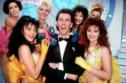 Erzählt wird der Film von Hugo Egon Balder (m), der 1990 als Moderator der neuen RTL Sendung „Tutti Frutti“ auftrat - der ersten Striptease-Show im deutschen Fernsehen. Skandal vorprogrammiert.