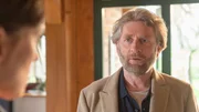 Als der Sohn der Toten, Martin Zimmermann, (Jörg Witte, r.) am Tatort auftaucht, ist die Stimmung angespannt. Er und Rechtsmedizinerin Helene Sturbeck scheinen einander zu kennen. Auch Karoline Joost (Nike Fuhrmann, l.) bemerkt die seltsame Begrüßung. Doch warum verraten die beiden nicht, woher sie sich kennen? Was ist hier los?