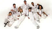 v.li.: Dr. Bob Kelso (Ken Jenkins), Dr. Perry Cox (John C. McGinley), Elliot Reid (Sarah Chalke), Hausmeister (Neil Flynn), John 'J.D.' Dorian (Zach Braff), Chris Turk (Donald Faison), Carla Espinosa (Judy Reyes)
