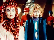 Die oberste Lenkerin Ela (Dawn Adams, links) und Ossrawa (Christiane Krüger).