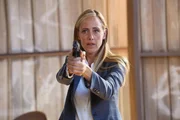 Durch belastende Fotos, die auf dem sichergestellten Handy eines Toten gefunden wurden, gerät die leitende Ermittlerin Grace Miller (Kim Raver) selbst unter Tatverdacht.