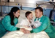 Dr. Barrach (Axel Wandtke) hat sich verliebt. Zusammen mit Sonja (Ina Bleiweiß) und ihrem Sohn Tim (Tim Hahn) geht Barrach nach Dresden.