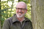Peter Wohlleben nimmt in „Der mit dem Wald spricht“ jeweils zwei Prominente mit auf eine faszinierende Entdeckungsreise zu den Geheimnissen des Waldes.