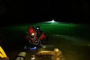 Ein Taucher erkundet die Unterwasserlandschaft in einer Höhle.