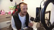 Dennis ist sich sicher mit Social Media gut über die Runden zu kommen.