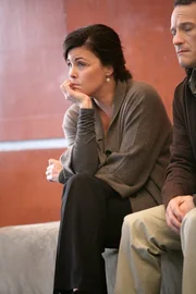 Mrs und Mr Soellner (Sherilyn Fenn, Michael Leydon Campbell) sorgen sich um ihre Tochter Natalie, die bei einer Schulweihnachtsfeier aus ungeklärten Gründen zusammengebrochen ist.