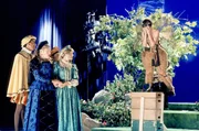 Malcolm (Frankie Muniz, re.) schämt sich in Grund und Boden: Er spielt die Hauptrolle in Shakespeares „Sommernachtstraum“ und hat seinen Text vergessen.