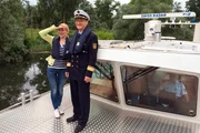 Anna Lena Dörr auf Streife mit der Wasserschutzpolizei Baden-Württemberg in den Altrheinarmen zwischen Speyer und Karlsruhe. Gesprächspartner ist Polizeidirektor Wolfgang Ochner.