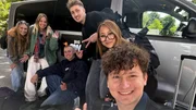Von Dauerregen und Kälte lassen sich die Allstars nicht abhalten. Wozu haben Alexa, Greta, Ole, Robin, Trang und Deniz ein WG-Auto? Damit geht's ab zur Bowlingbahn.