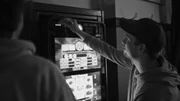 Marcus steckt sein Kleingeld in Spielautomaten obwohl die Gewinnchancen extrem gering sind. Jonas fragt sich: Warum? Bock auf Verluste? Kann Scheitern Spaß machen?