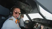 Co-Pilotin Katja Rossi (links) und Flugkapitänin Riccarda Tammerle (im Hintergrund) im Cockpit.