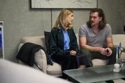 Stella (Bettine Langehein) ist irritiert, als David (Diego Seyfarth) ihr Angebot zur Flucht ablehnt.