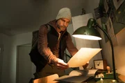 Leo Oswald (Wanja Mues) bei nächtlicher Recherche – ein entscheidender Hinweis im Licht der Schreibtischlampe.