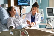 Fran Huck (Brittany Willacy, l.) und Dr. Claire Browne (Antonia Thomas)  Die Verwendung des sendungsbezogenen Materials ist nur mit dem Hinweis und Verlinkung auf RTL+ gestattet.