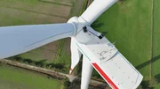 Servicetechniker Luis Osorio hängt in 150 Metern Höhe Seile für einen Kontrollgang an den Rotorblättern ein.