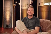 Ebenfalls auf die Bühne tritt Josef Jöchl aus Wien. Er hat den PCCC* mitbegründet, den "politisch-korrekten Comedy Club", die erste queere Comedybühne Wiens.