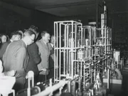 Hitler setzt auf die Herstellung synthetischer Treibstoffe. Die Industrie kann den Rohstoffbedarf im Krieg aber nicht decken.