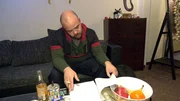 Christopher hat seinen unbefristeten Vertrag als Schifffahrtskaufmann unterschrieben. Wie wird es ihm gefallen?